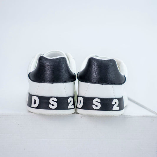 ds2 sneaker logo in rilievo sul retro